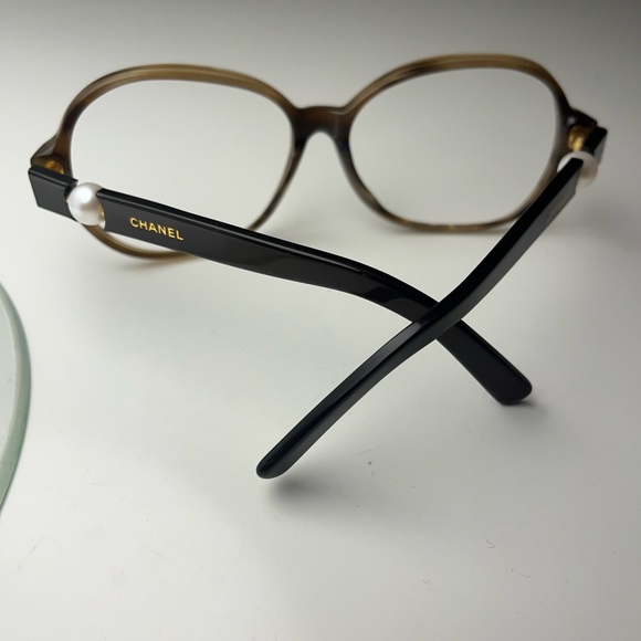 CHANEL Oversized Pearl Sunglass Frames - Picture 5 of 10